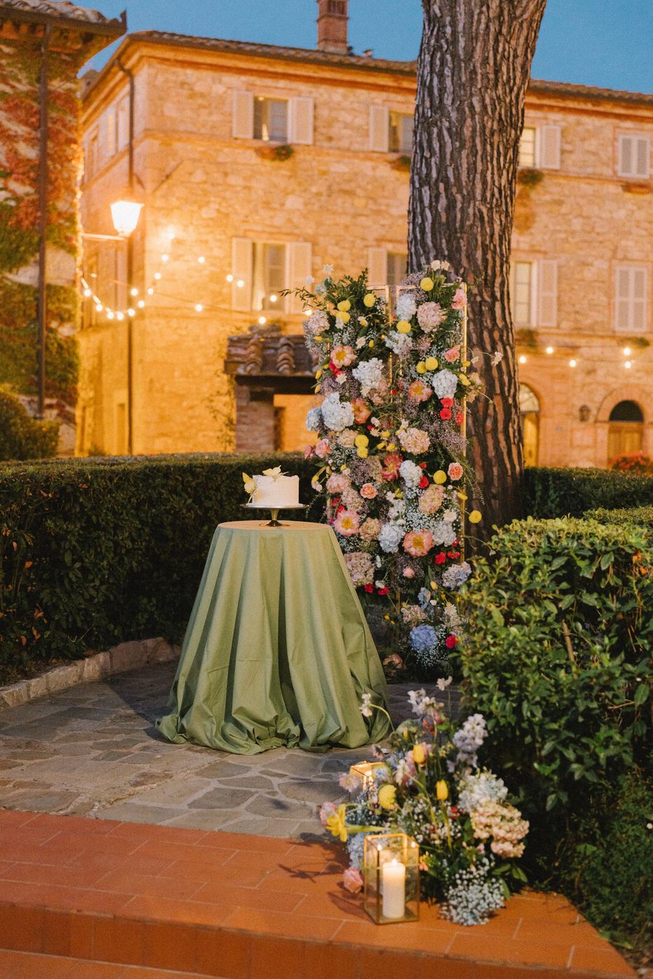 The cake, and a wall of flowers