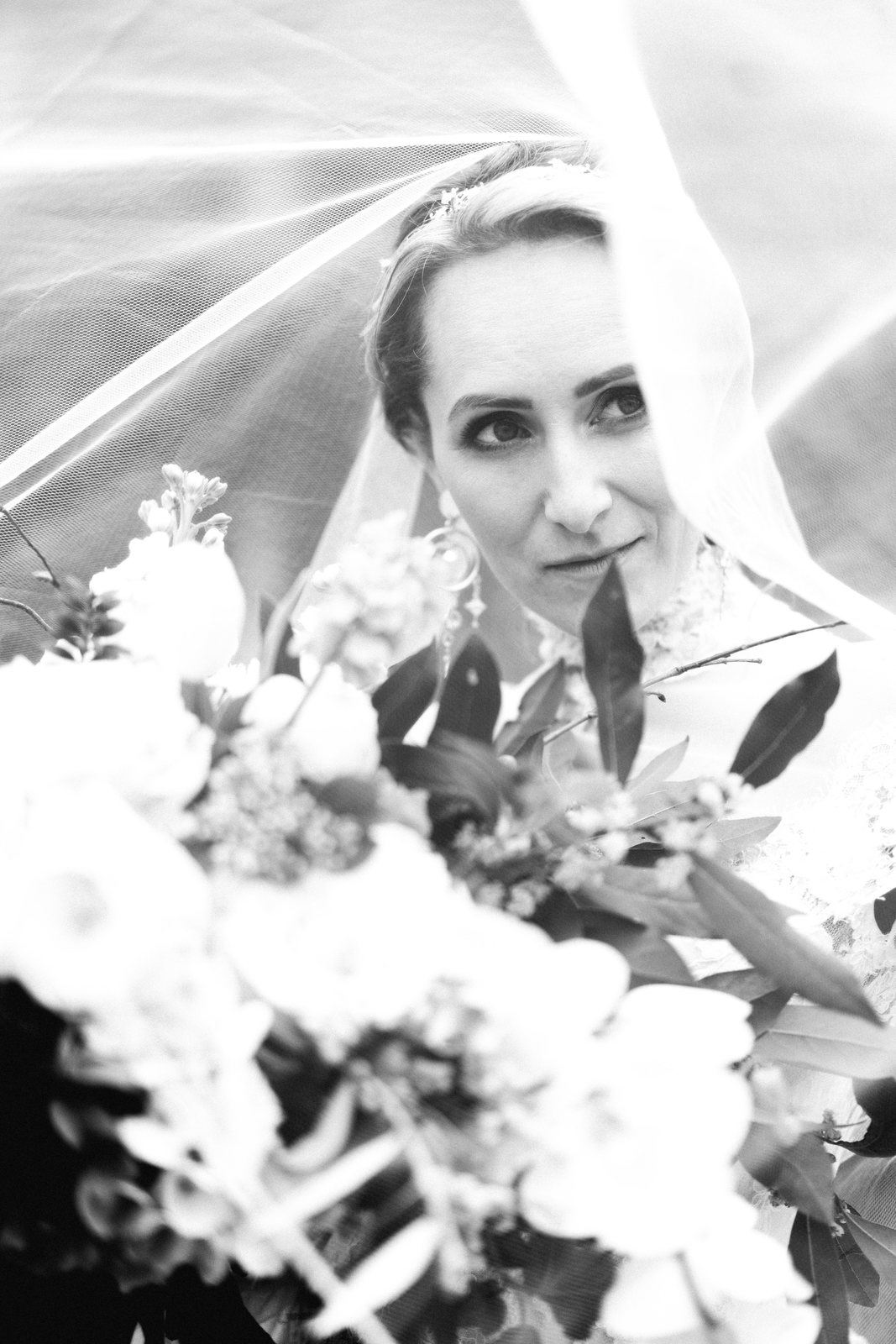 Under the veil, in black and white