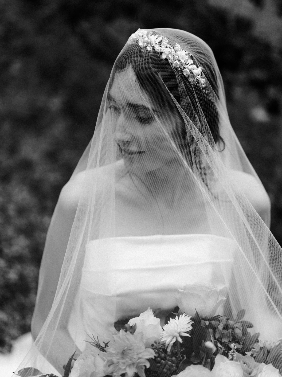 Under the veil, in black and white