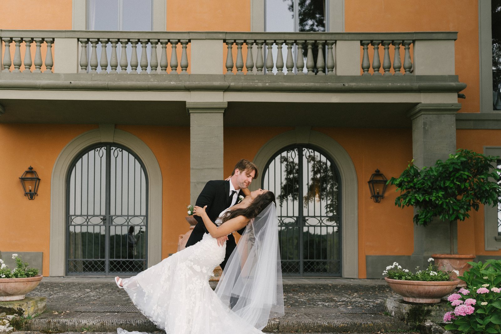 A kiss, at the gate