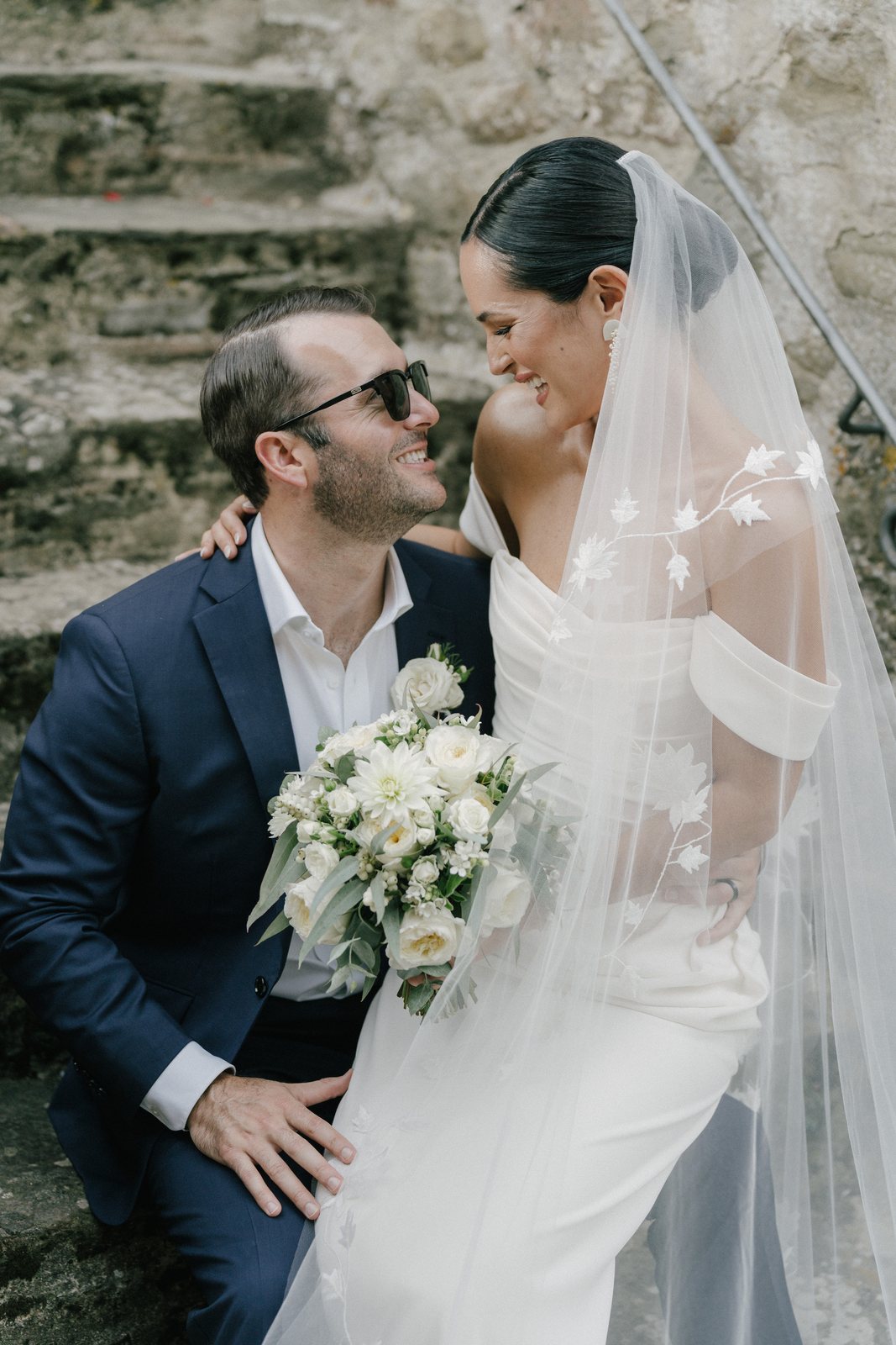 The kiss, under the veil
