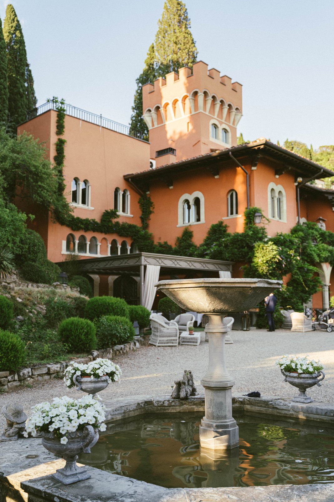 The villa and its water