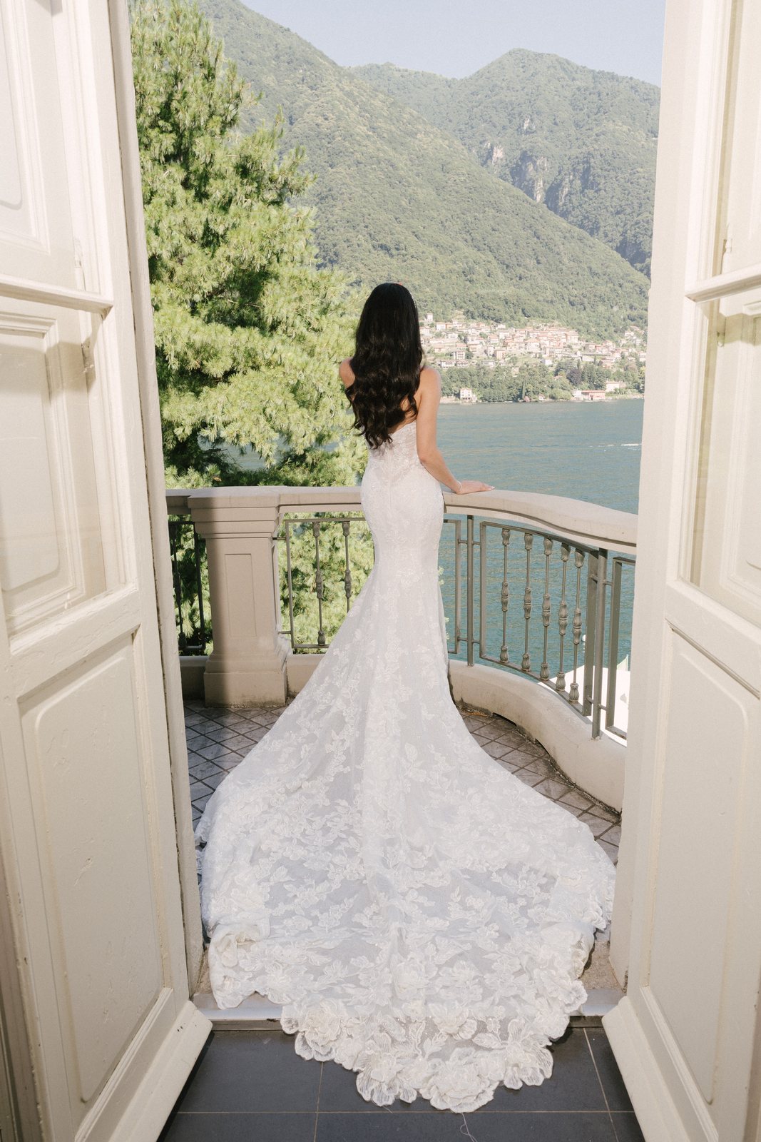 The dress, at the window